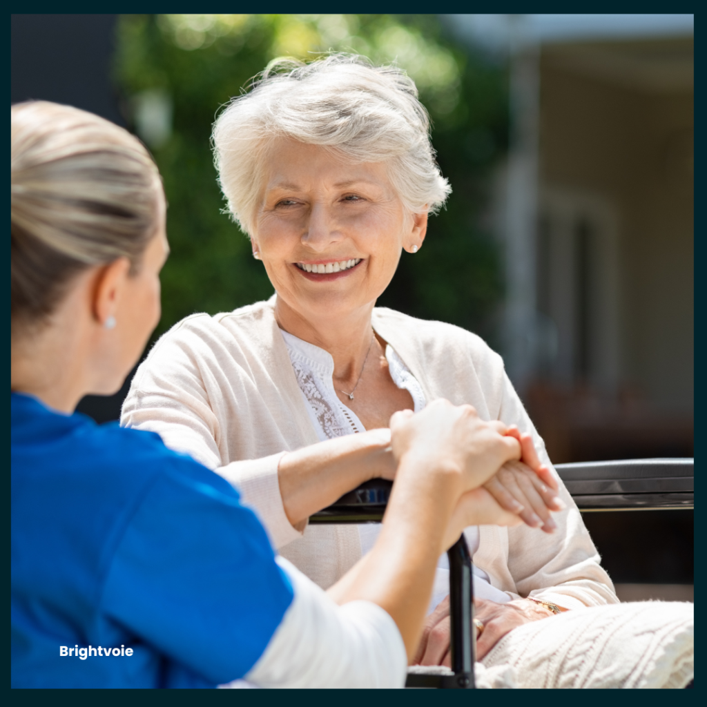 A senior lady smiling besides a home care worker. A text that says Brightvoie